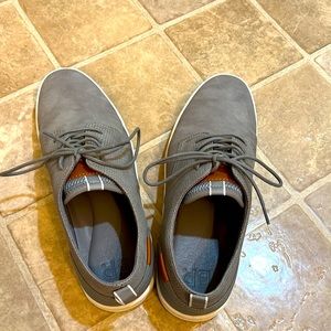 Men’s gray dressy BP sneakers